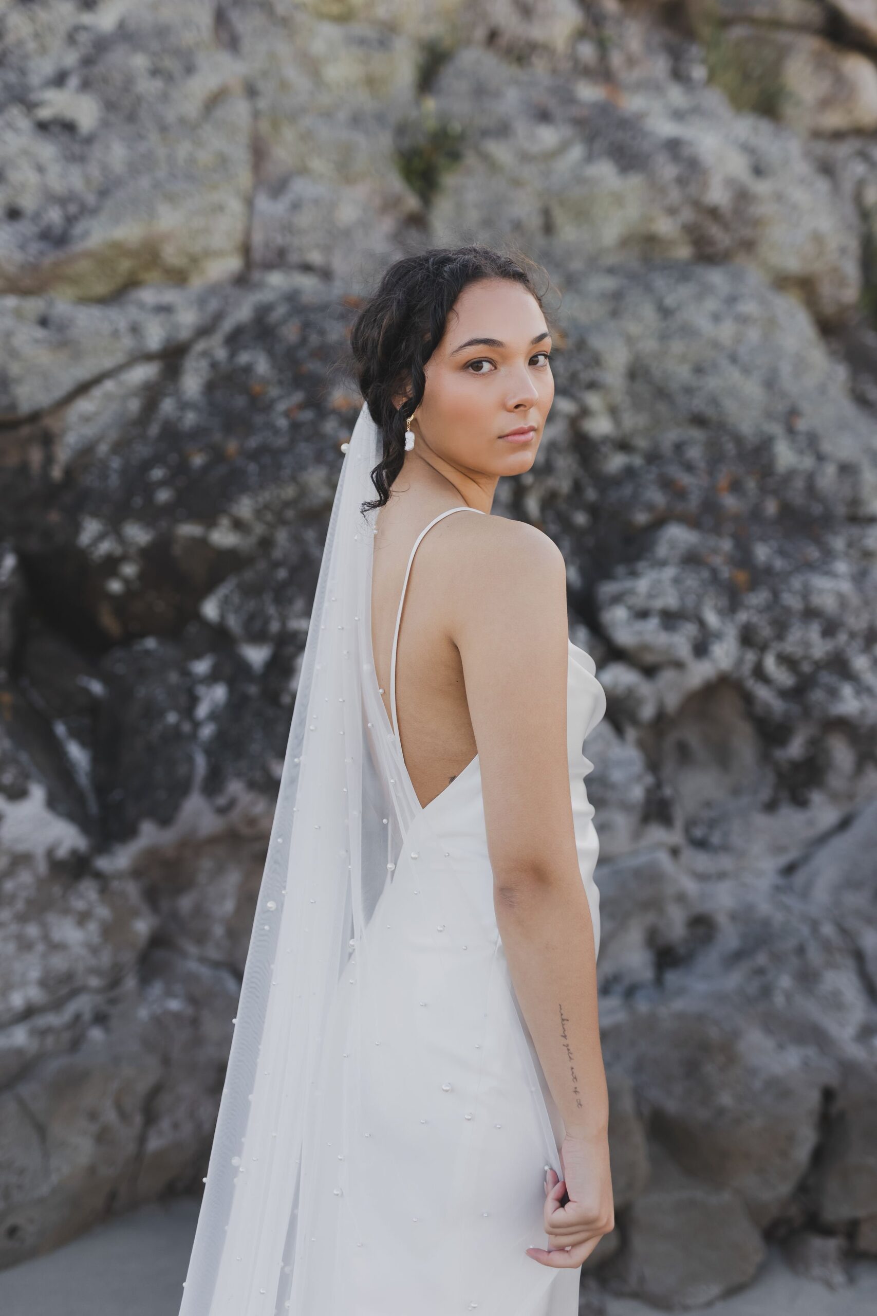 elegantlongpearlweddingveil..jpg