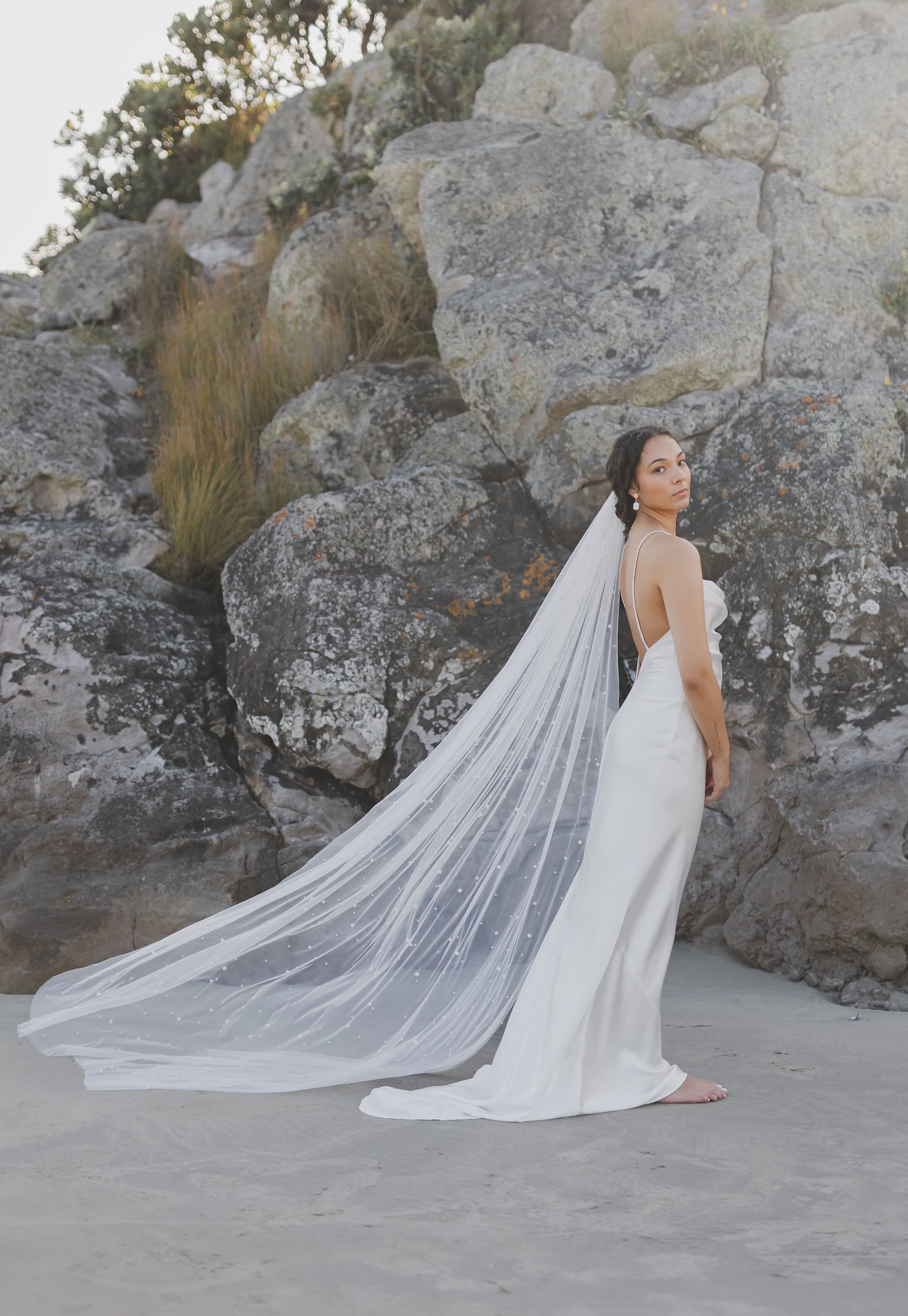 elegantlongpearlweddingveil.1.jpg