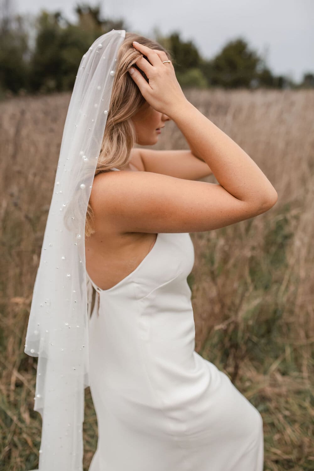 pearl-blusher-veil-gown-and-altar (7).jpg