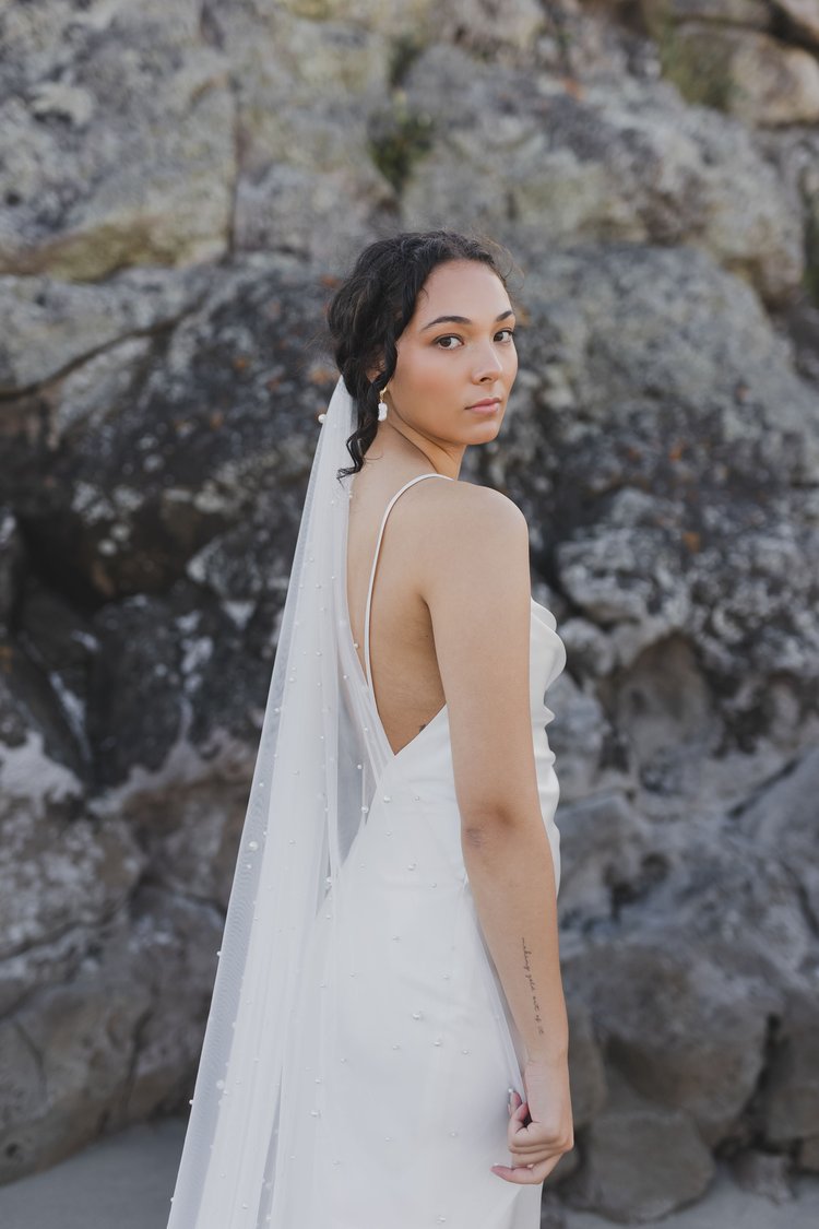 elegantlongpearlweddingveil